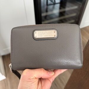 MARC JACOBS Grey Leather Zip Around Card Holder Wallet Wristlet